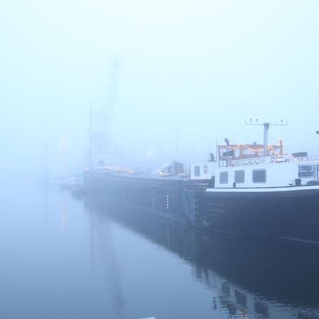 Schiffshotel "Schlafen Im Hafen" Hamburg Exterior photo